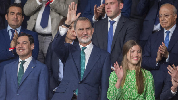 El Rey y la Infanta Sofía saludan a los asistentes a la final de Copa