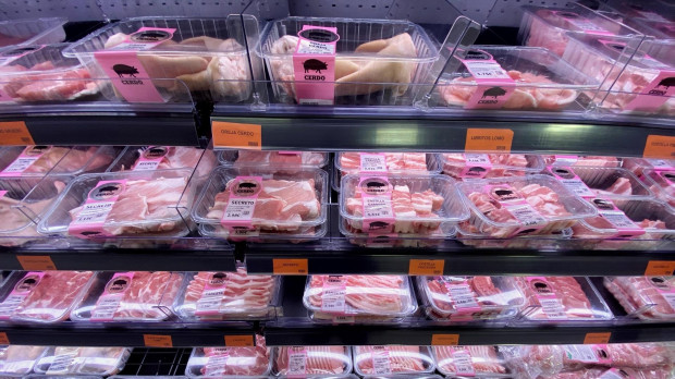 Neveras con carne envasada en la sección de carnicería de un supermercado de Madrid