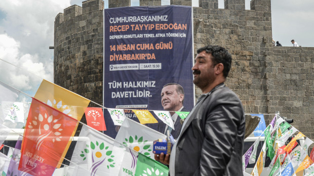 Un hombre pasa junto a una pancarta con un retrato del presidente turco, Recep Tayyip Erdogan