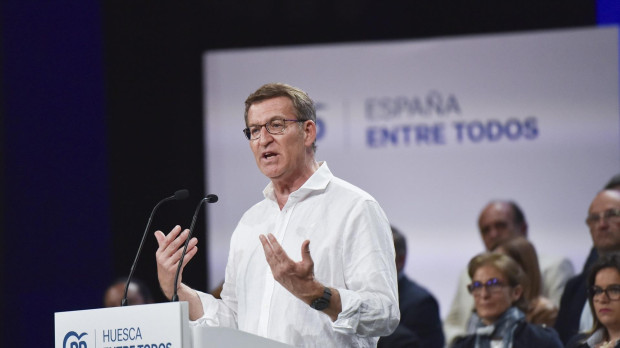 El presidente del Partido Popular, Alberto Núñez Feijóo, clausura un acto en el Teatro Olimpia, a 27 de abril de 2023, en Huesca, Aragón (España). El evento se celebra de cara a las próximas elecciones municipales y autonómicas del 28 de mayo. 27 ABRIL 2023;PRECAMPAÑA;ELECCIONES;COMICIOS;ELECCIONES MUNICIPALES;ELECCIONES AUTONÓMICAS;28 DE MAYO;28M Verónica Lacasa / Europa Press 27/4/2023