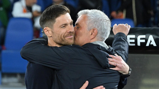Jose Mourinho y Xabi Alonso se saludan antes del partido entre Roma y Bayer Leverkusen