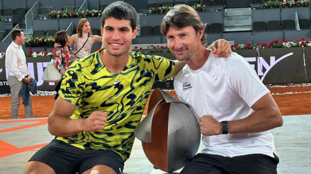 Juan Carlos Ferrero y Carlos Alcaraz con el título del Masters 1000 de Madrid 2023