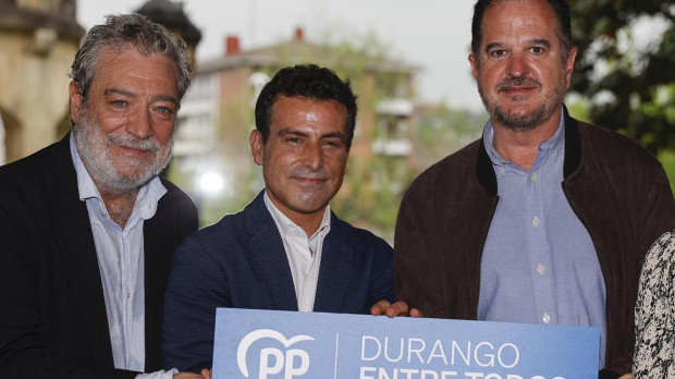 Carlos García (segundo por la izquierda) candidato del PP a la alcaldía de Durango
