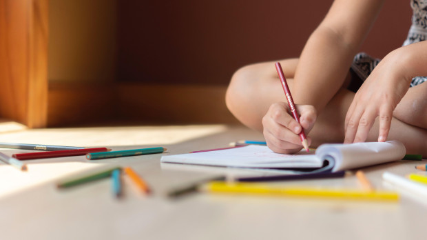 Un niño escribiendo