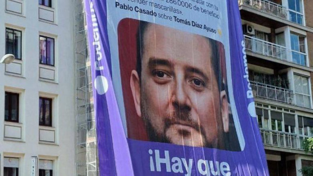 Lona de Podemos en el barrio de Salamanca señalando al hermano de Ayuso
