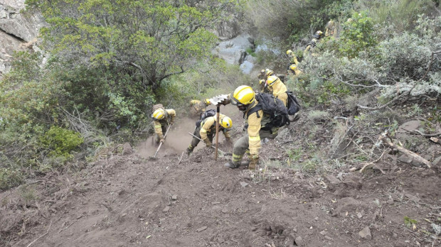 Varios trabajadores de las Brif en la zona afectada por el incendio de Las Hurdes
