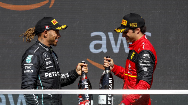Lewis Hamilton y Carlos Sainz comparten podio en 2022