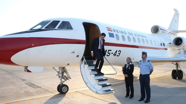 Pedro Sánchez bajo de un falcón del Ejército del Aire