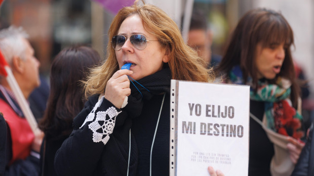Un funcionaria de la Administración de Justicia con un documento de 'Yo elijo mi destino' durante una manifestación frente al Ministerio que dirige Pilar Llop, a 17 de mayo de 2023, en Madrid (España). Funcionarios de la Administración de Justicia protestan para "endurecer" su postura toda vez que su comité de huelga permanezca a la espera de que se les convoque para una nueva reunión que permita reactivar la negociación que se vio frustrada el pasado 24 de abril. Los sindicatos CSIF, STAJ, CCOO y UGT reclaman una mejora retributiva global de 200 millones de euros -hasta unos 430 euros mensuales por funcionario- tras la oferta de 46,7 millones que presentó el Ministerio la semana pasada para mejorar las retribuciones de jueces y fiscales, lo que se traduce en unos 450 euros al mes. 17 MAYO 2023;MADRID;FUNCIONARIOS ADMINISTRACIÓN;MANIFESTACIÓN;NEGOCIACIÓN Eduardo Parra / Europa Press 17/5/2023