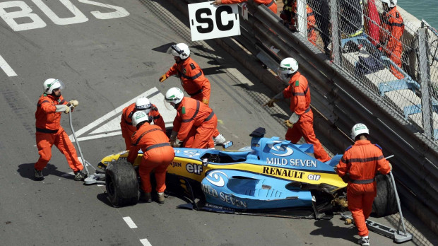 El Renault de Alonso tras su accidente en el Gran Premio de Mónaco de 2004