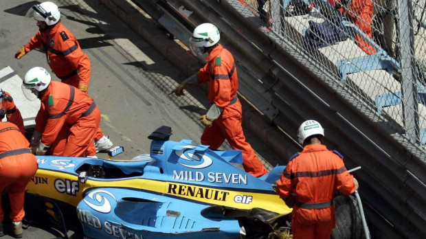 El Renault de Alonso tras su accidente en el Gran Premio de Mónaco de 2004