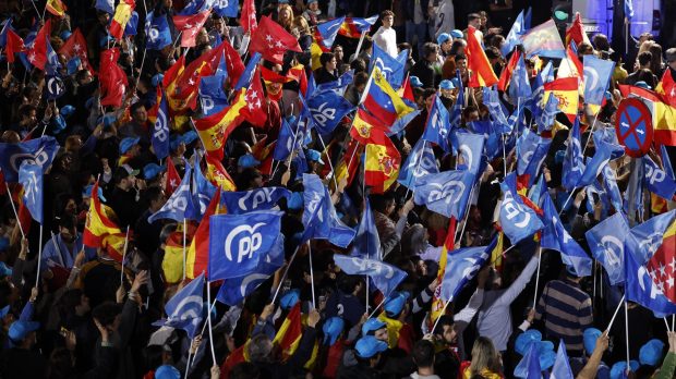 Seguidores del Partido Popular, este domingo en sede de la calle Génova en Madrid