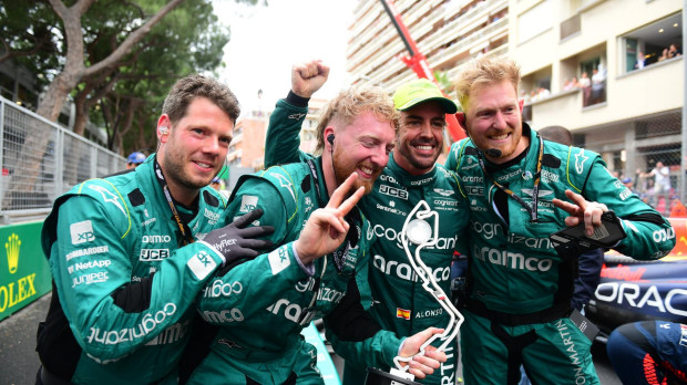 Fernando Alonso, junto a tres de los mecánicos de Aston Martin