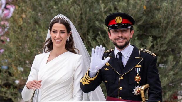 Hussein de Jordania y Rajwa Al Saif saludando al pueblo jordano recién convertidos en marido y mujer