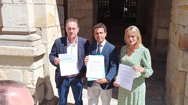 Carlos García, entre la presidenta del PP de Vizcaya, Raquel González, y el presidente de Dignidad y Justicia, Daniel Portero