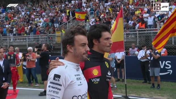 Fernando Alonso y Carlos Sainz, en el momento de escuchar el himno de España