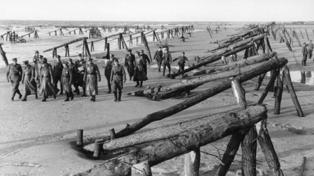 El mariscal de campo Erwin Rommel supervisando las defensas costeras del Muro Atlántico en abril de 1944