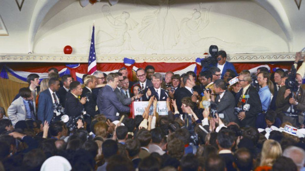 Kennedy se dirige a sus seguidores en el Salón Embassy del Hotel Ambassador