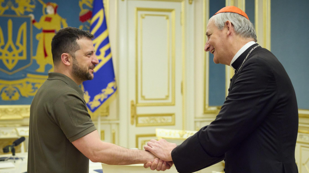 Encuentro entre el presidente ucraniano, Zelenski, y el enviado del Vaticano, Matteo Zuppi
