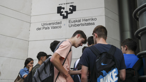 Estudiantes se agolpan en la facultad de ingeniería para realizar las pruebas de la Evaluación para el Acceso a la Universidad en País Vasco