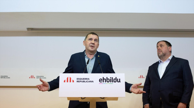 Los líderes de Bildu, Arnaldo Otegi, y de ERC, Oriol Junqueras, durante una comparecencia conjunta el año pasado