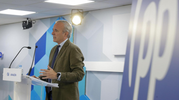 El presidente del PP de Aragón y ganador de las elecciones del 28M, Jorge Azcón, atiende a los medios de comunicación tras su reunión hoy miércoles en la sede del Gobierno aragonés con el presidente en funciones Javier Lambán para analizar el resultado de las elecciones autonómicas del 28 de mayo. EFE / Javier Cebollada.