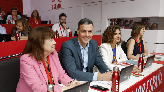 El presidente del Gobierno, Pedro Sánchez (2i) junto con la ministra de Hacienda, María Jesús Montero (2d) y la presidenta del PSOE, Cristina Narbona (i) presiden este sábado la reunión del Comité Federal del PSOE en la sede del partido en Madrid. EFE/JJ Guillén