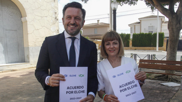 El candidato a la alcaldía del PP, Pablo Ruz, y la cabeza de lista de Vox, Aurora Rodil, durante el acto de la firma del acuerdo de gobierno