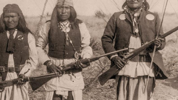 Portada de «Las guerras apaches. Polvo y sangre en la última frontera del salvaje Oeste» de Paul Andrew Hutton