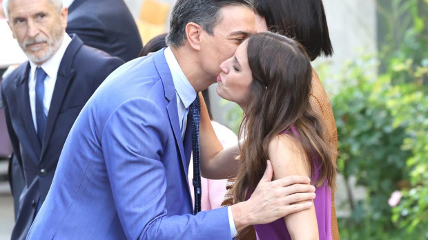El presidente del Gobierno, Pedro Sánchez, y la ministra de Igualdad, Irene Montero