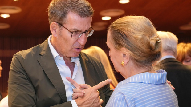 El presidente del PP, Alberto Núñez Feijóo, junto a la catedrática Amelia Varcárcel
