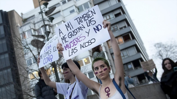 Mujeres protestan con carteles durante la manifestación convocada por el 8M