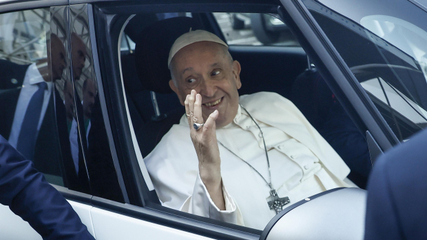 El Papa, a la salida del hospital donde fue operado en Roma