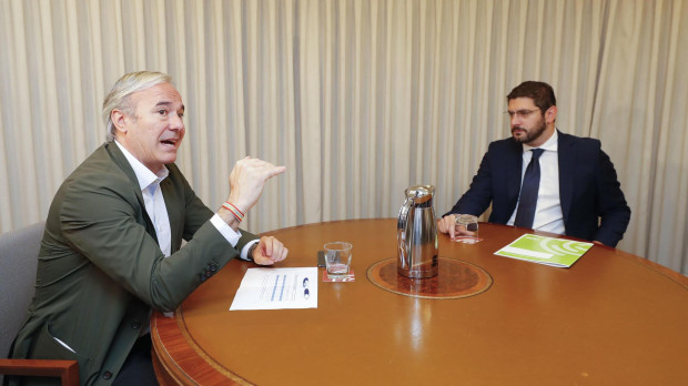 El candidato Vox al Gobierno de Aragón Alejandro Nolasco (d) se reúne con el candidato del PP a la Presidencia Jorge Azcón (i), este martes