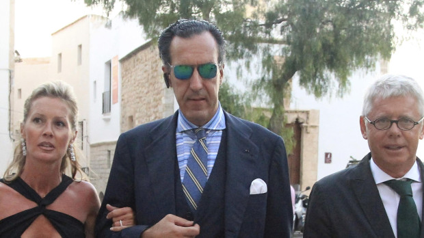 ROSA MAIRAL CON JAIME DE MARICHALAR Y EL JOYERO ESTEBAN RABAT DURANTE LA BODA DE PENELOPE PALACIOS Y MIKEL ARROSPIDE EN IBIZA 28/06/2014 IBIZA