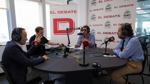 Luis Ventoso (i), Daniel Vara, Antonio Naranjo y Ramón Pérez-Maura durante la emisión de El centinela