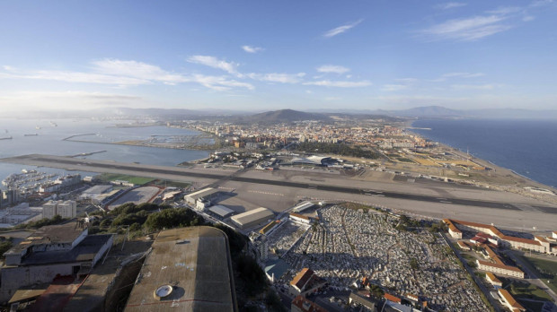 Vista del aeropuerto de Gibraltar con La Línea de la Concepción (Cádiz) de fondo
