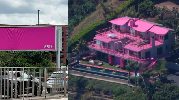 Una valla publicitaria anuncia el estreno de Barbie solo con la fecha y el color rosa. A la derecha, la casa de Barbie levantada en Malibú