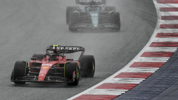 La carrera al sprint en Austria empezó en mojada y terminó en seco