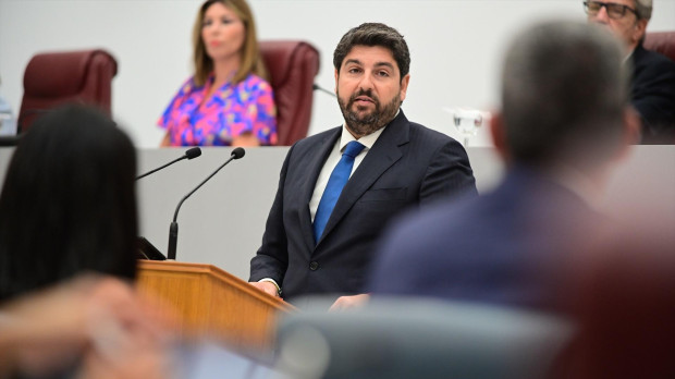El candidato del Partido Popular para gobernar la Región de Murcia, Fernando López Miras, interviene durante el debate y votación de su investidura, a 6 de julio de 2023, en Cartagena, Región de Murcia (España). El debate de investidura del candidato del PP a la Presidencia de la Comunidad, Fernando López Miras, se celebra hoy y mañana viernes, 7 de julio. En la sesión de hoy, el candidato a la Presidencia de la Comunidad Autónoma de la Región de Murcia ha expuesto su programa de gobierno y ha solicitado la confianza y la aprobación de la Cámara. Mañana, le toca el turno a los grupos parlamentarios. 06 JULIO 2023;CARTAGENA;MURCIA;ACUERDO;VOX;PP Martín C. / Europa Press 06/7/2023