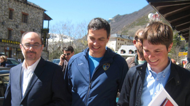 Pedro Sánchez junto a su amigo Félix y Javier Lambán
