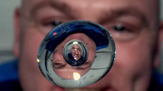 Una gota de agua, fotografiada en la Estación Espacial Internacional