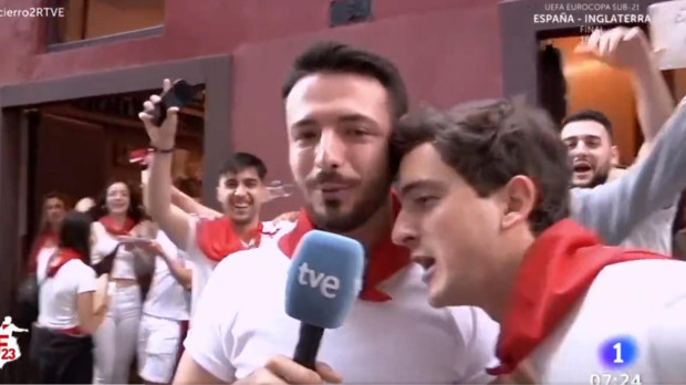 Un espontáneo interrumpiendo la conexión en directo de un reportero de TVE para gritar: «¡Que te vote Txapote!»