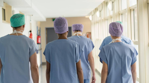 Enfermeras y enfermeros en el pasillo de un hospital