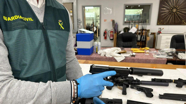 Una de las armas incautadas exhibidas por la Guardia Civil