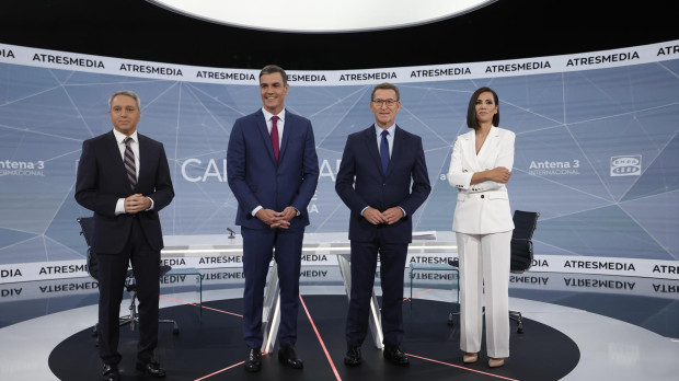 Los candidatos a la presidencia del Gobierno junto a los moderadores del cara a cara