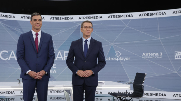 Pedro Sánchez y Alberto Núñez Feijóo justo antes del debate