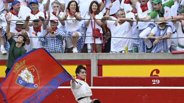Roca Rey paseó la bandera de Osasuna en una de sus vueltas al ruedo