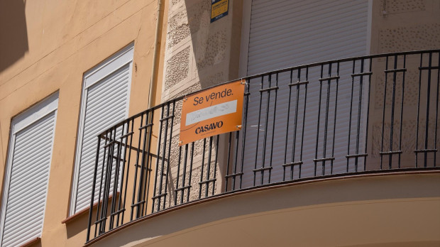 Cartel de 'Se Vende' en un balcón de una vivienda en Barcelona.