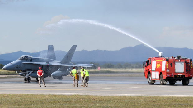 Arco de agua en honor de un F-18 del Ala de Gando (Gran Canaria)